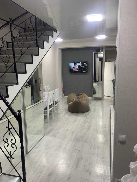 Современный коттедж с евроремонтом и обстановкой на Саракульке.