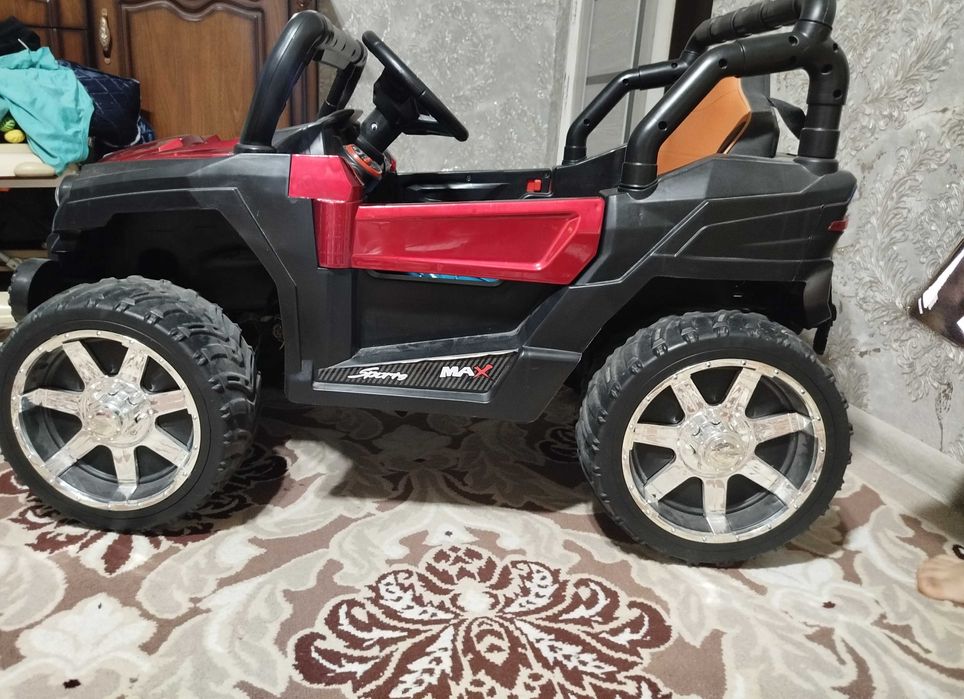 Продам машину с пультом управления