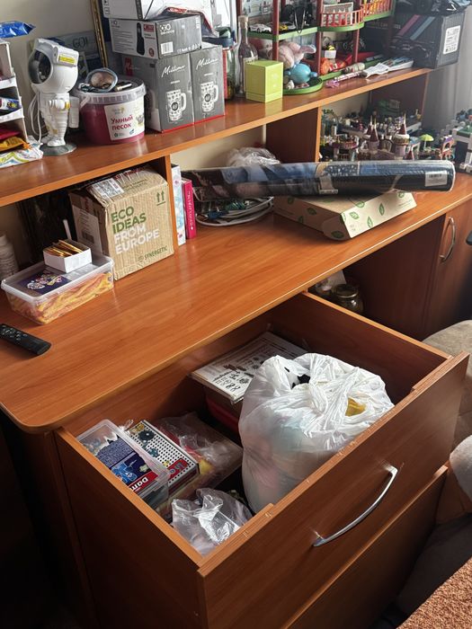 Продам стол с ящиком для игрушек