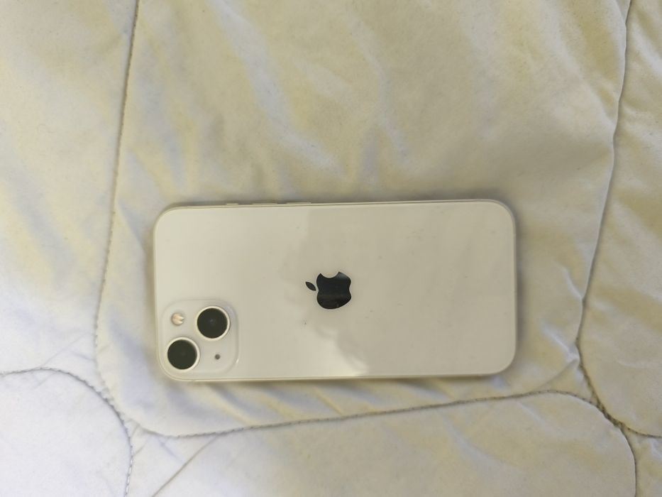 IPhone 13 с кабел и калъф