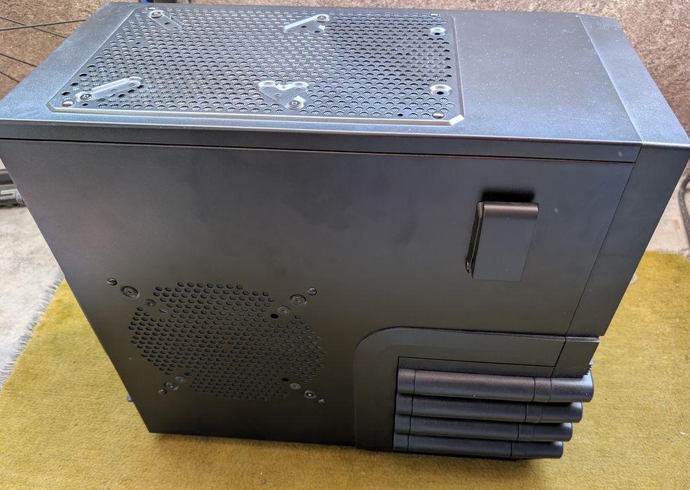 Vând carcasă Thermaltake Level 10 GTS neagră cu sursa Enermax