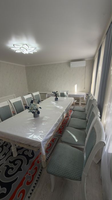 Продам два стола со стульями