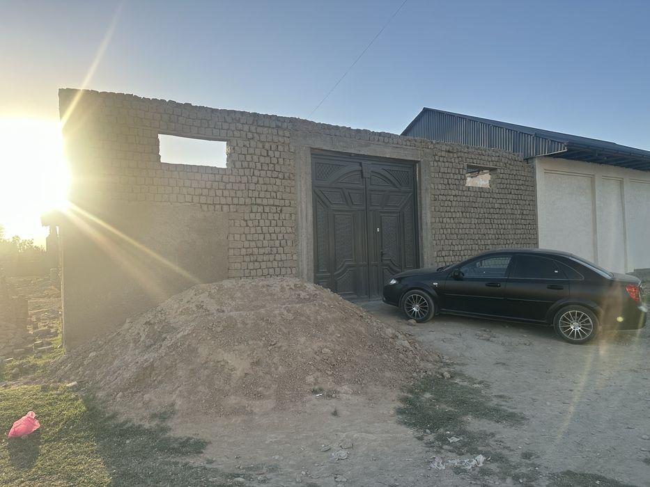 Hovli uy sotiladi Adres Qora suv (plem savxoz) stadion yonida ko’cha b