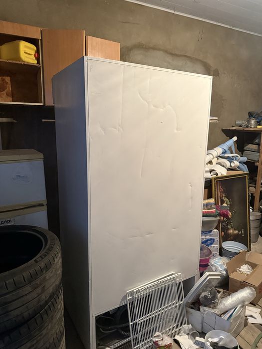 Холодильник мощный работает