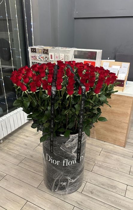 Огромный букет 51 роза Dior Flowers (65 см коробка)