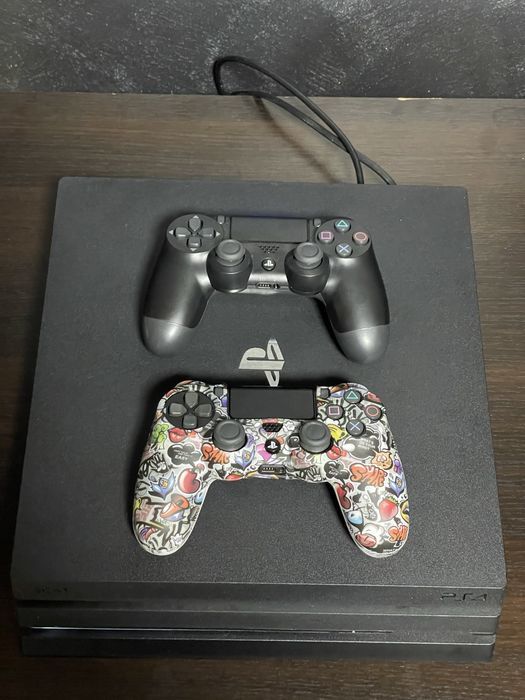 PlayStation 4 Pro 1TB + 2 Controllere (Controller Custom TMR anti stick-drift)