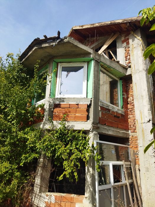 Продава къща в близост до гр.София