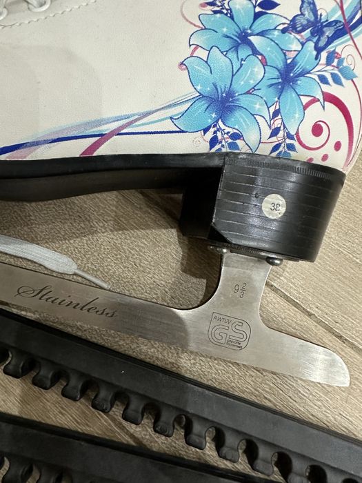 Продам коньки фигурные