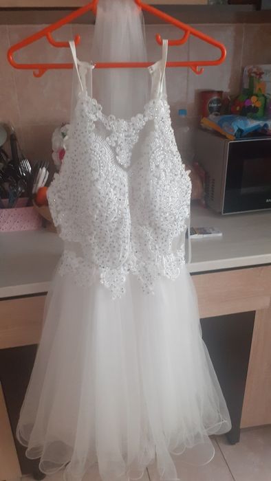Vând rochie   albă