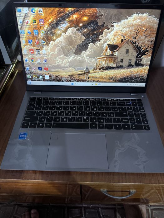 Noutbuk srochna sotiladi