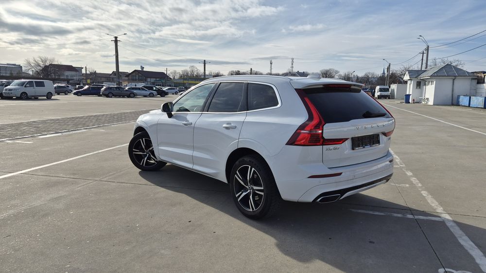 Volvo XC 60  /  R - Design  / 2018 /  190 cai / 4 × 4