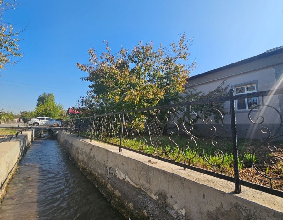 Қибрай тумани Узумзор маҳалласида 6 сотих 6 хона уй сотилади.