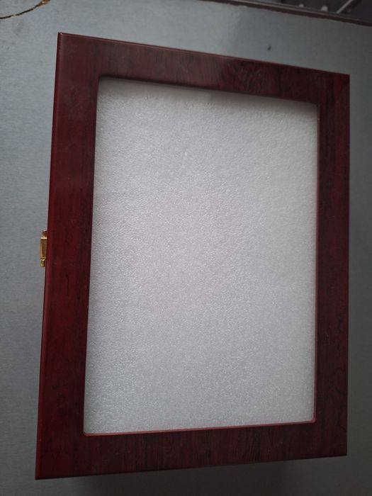 Cutie ceas lemn rosu si sticla pt 10 exemplare