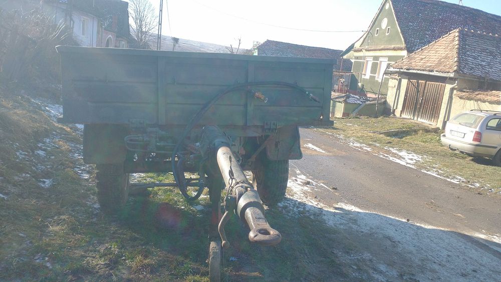 Vând remorca de armata