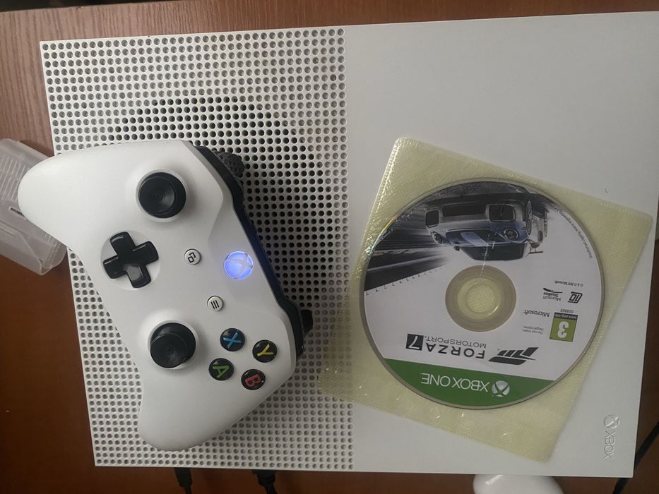 XBOX ONE S в отличном состоянии