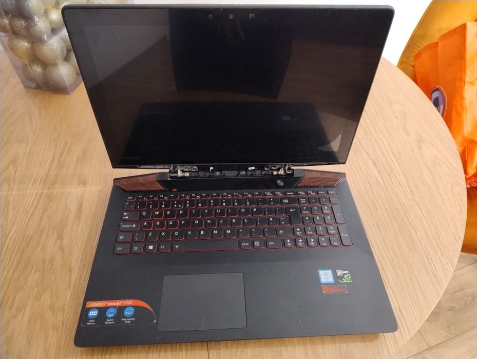 Laptop Lenovo Ideapad Y700 cu balama stricată