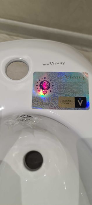 Продаётся бидэ (новая)  подвесная на стену .разумный торг уместен..