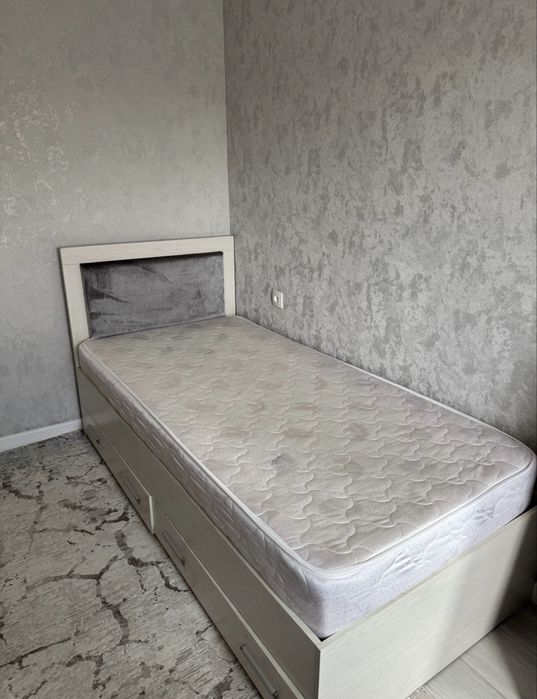 Кровать с матрасом
