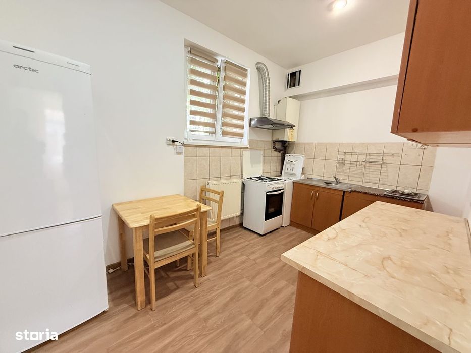 Inchiriez casa cu 2 camere  cu teren in zona centrala