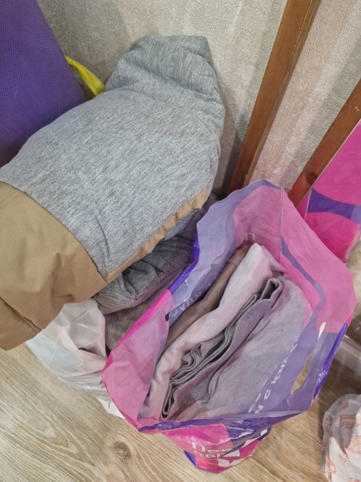 Отдам пакет вещей даром