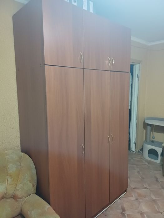 Шкаф трехдверный