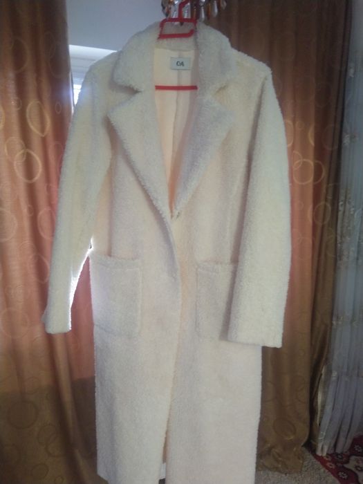 Vând cojoc din blană de oaie cu două fete foarte elegant si călduros