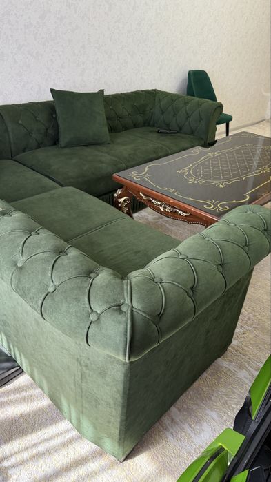 Мягкая мебель и стол и тюли