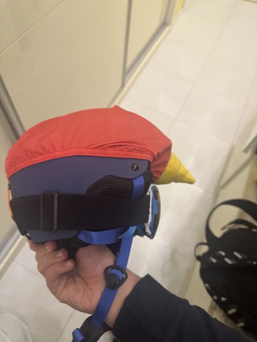 Продавам луксозна каска за ски и очила исползвани в перфектно състояне