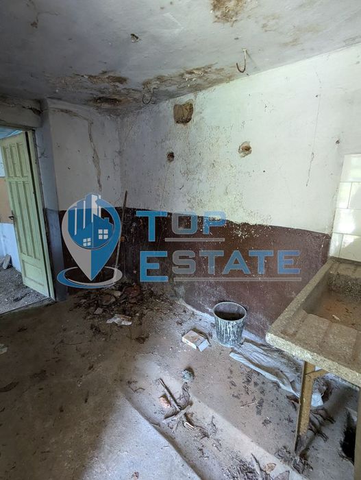 Двуетажна тухлена къща разположена в село Стамболово, община Павликен