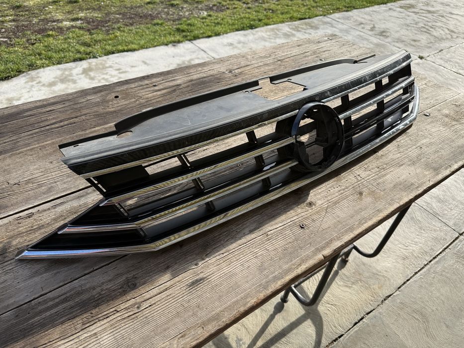 Grila masca fata passat B8 avariata