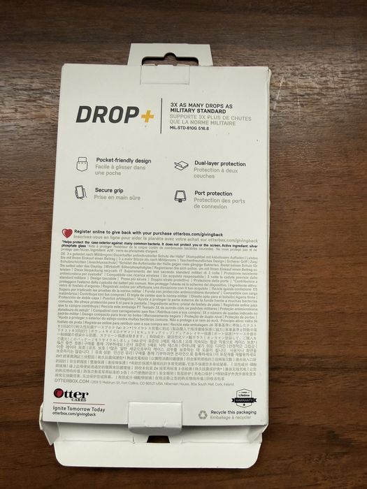 Продам оригинальный чехол для айфон 16 про Otterbox