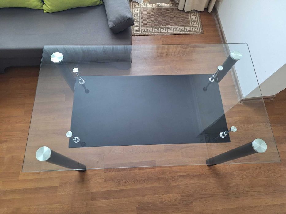 Трапезна маса със стъклен плот