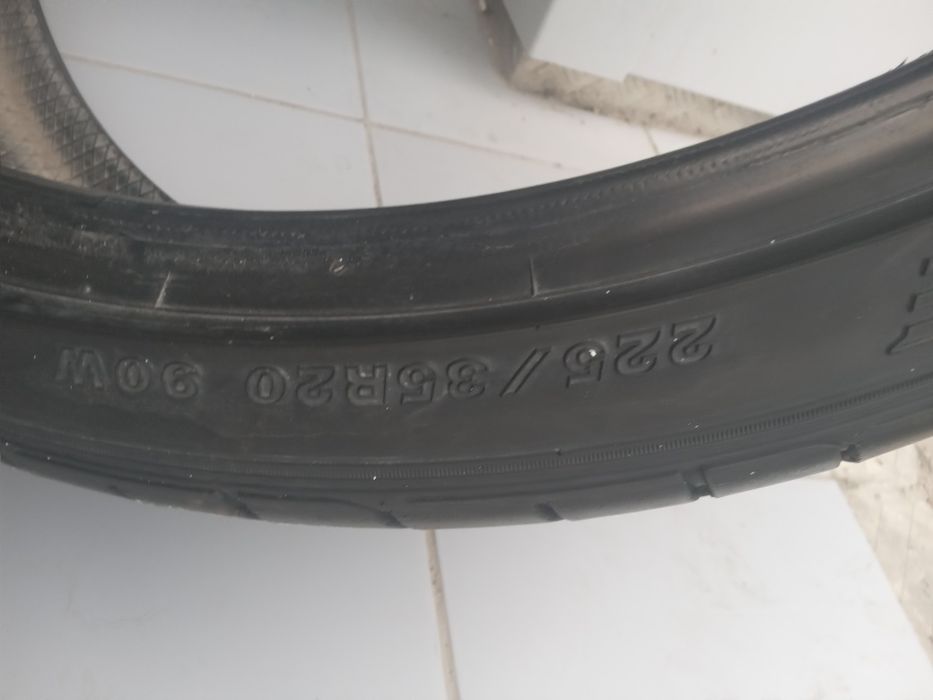 Продам резину 225/35 R20