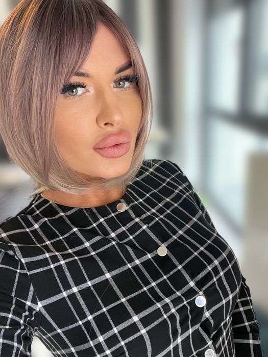 Peruca scurta -bob blonda / nuantat cu mov -violet