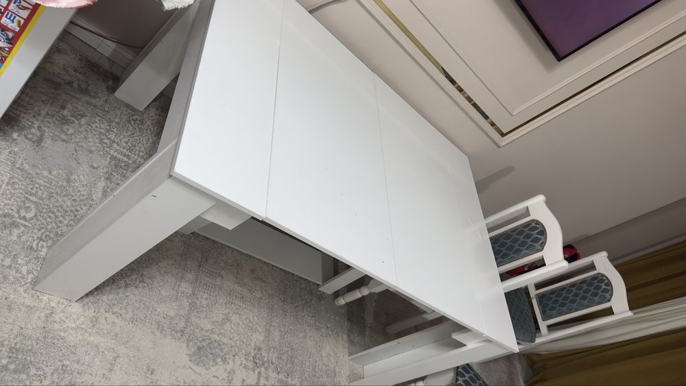 стол гостиной