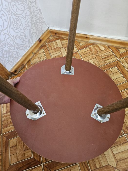 Стильный круглый стол