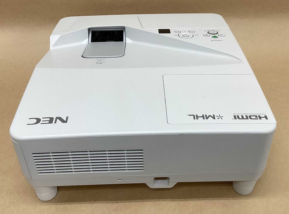 Videoproiector ultra short throw NEC 3500 lumeni