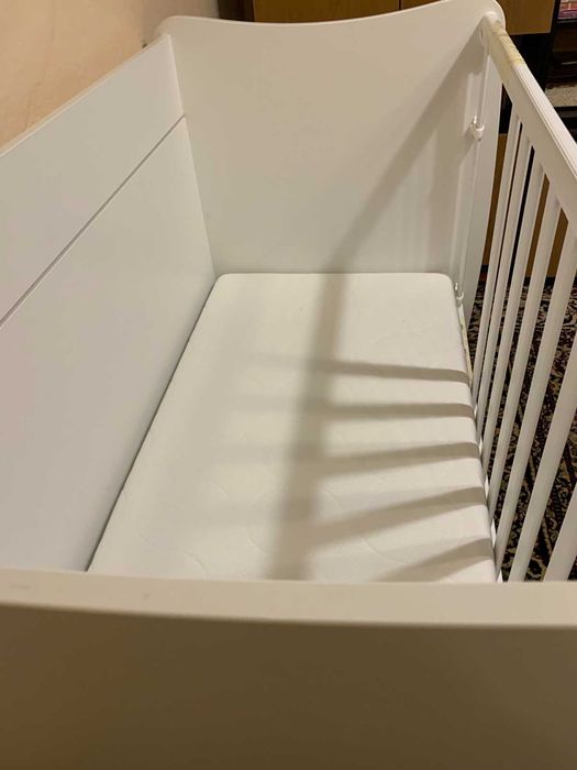 Детска кошара от Икея с чекмедже и извадени нарочно ламели и матрак