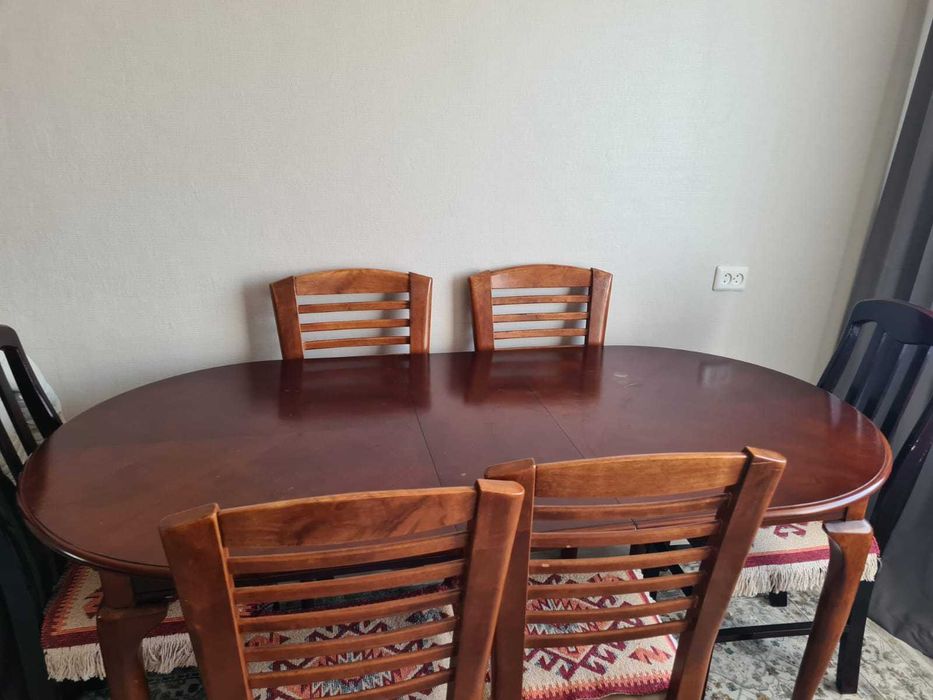 Деревянный стол со стульями