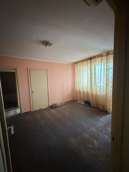 Apartament 2 camere, necesita renovare totala – lângă Liceul Pedagogic
