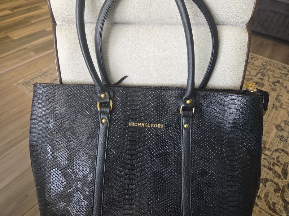 Vand geantă Michael Kors,piele,originala ,neagra stare foarte buna