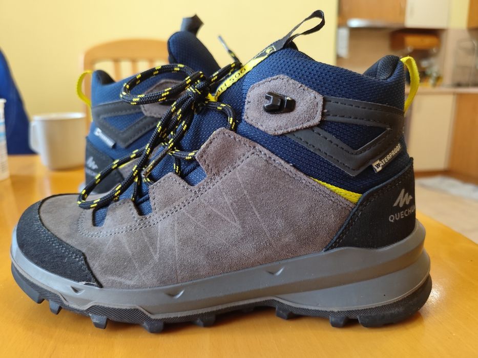 Зимни обувки за момче.