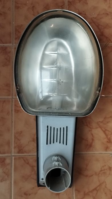 Брадвичка с дървена дръжка.Малка метална жага.Улична лампа.