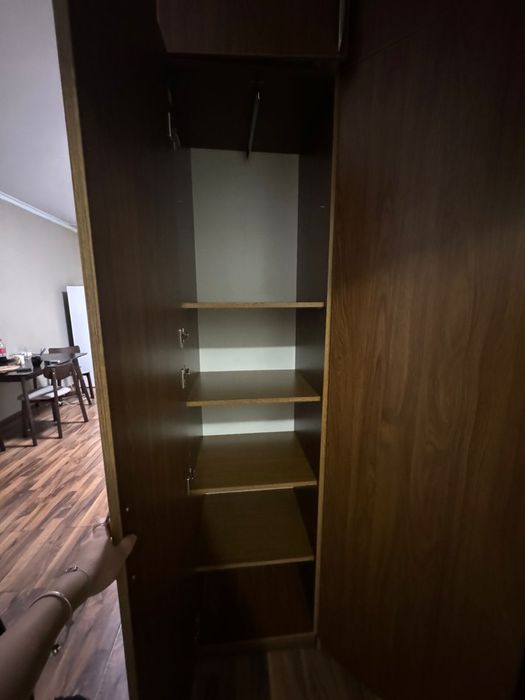 Продам хороший угловой шкаф ЛДСП б/у