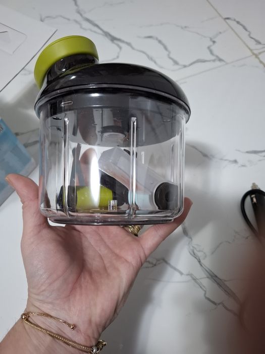 Aparat manual de tăiat legume