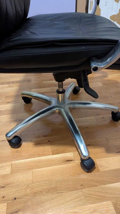 Офис стол от естествена кожа