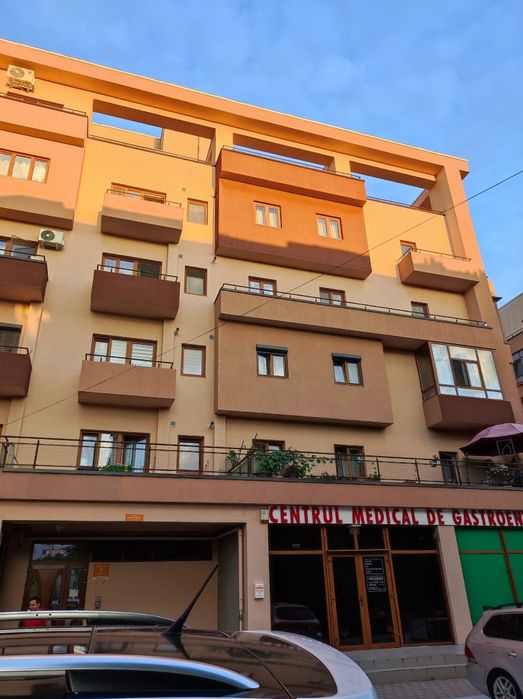 Inchiriez garsoniera bloc nou.