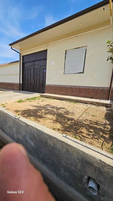 Назарбекда туркистон  Ховли сотилади  4 сотих  5 хона 1 кухня