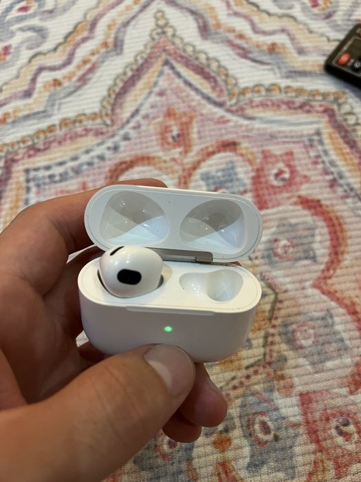 Продам кейс  и левый наушник Airpods 3