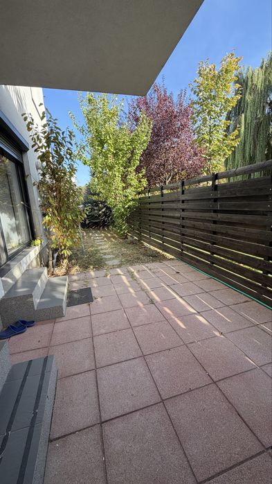 Apartament cu 2 camere și curte proprie de 57 mp, parcare inclusă – Greenfield, vizavi de Avenor College - direct proprietar